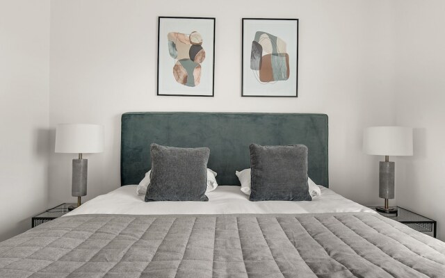 Bright and Spacious Apartment near metro station and a supermarket