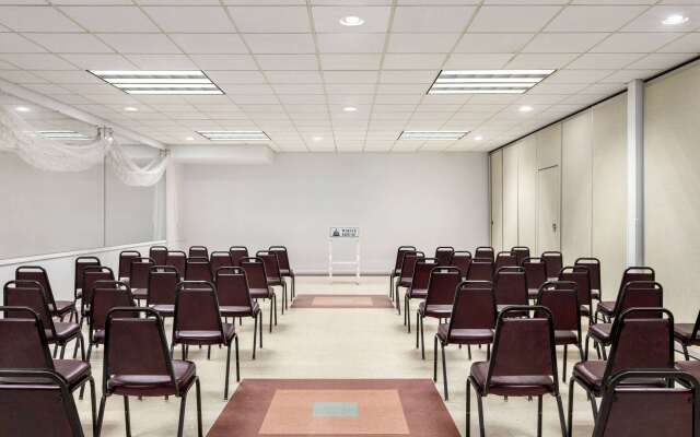 Ramada by Wyndham Richland Center