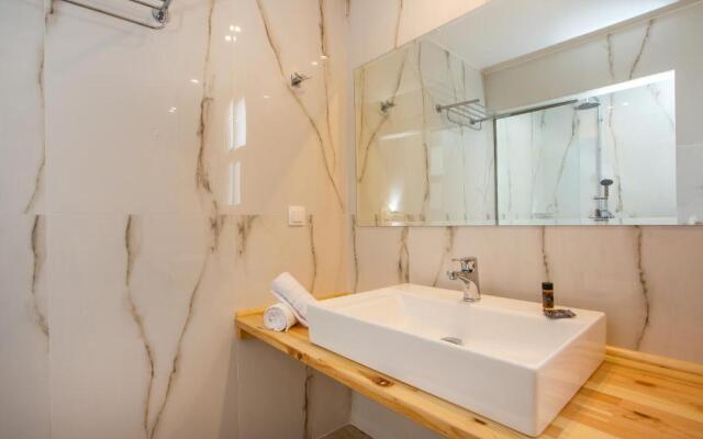 Avi Suites 1