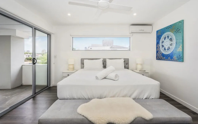 Essence House - 4 Bedroom Holiday Home