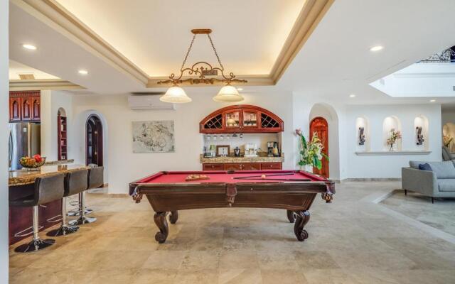 Lagoon & Beach Steps Away 5-bdrm Villa Elegancia