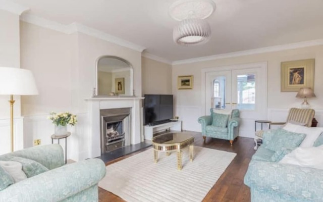 Stunning 5-bed House in London