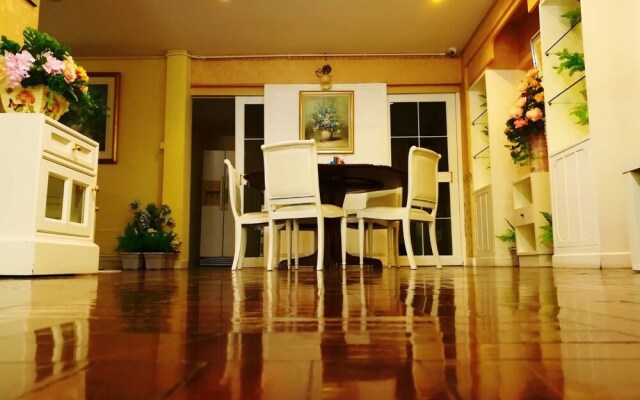 Nakhon Latphrao Hostel