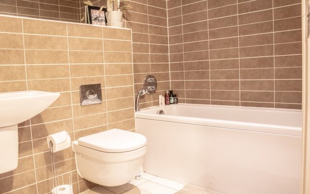 2 Bedroom 2 Bathroom Flat