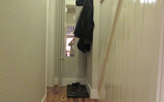 The Quiet & Cosy Fulham Reach Crib