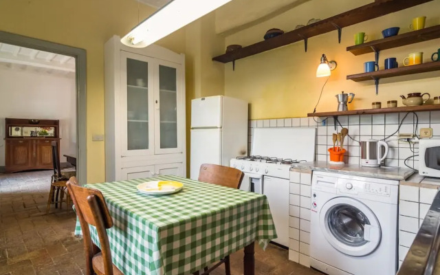 Cosy Farmhouse in Bacchereto With Swimming Pool