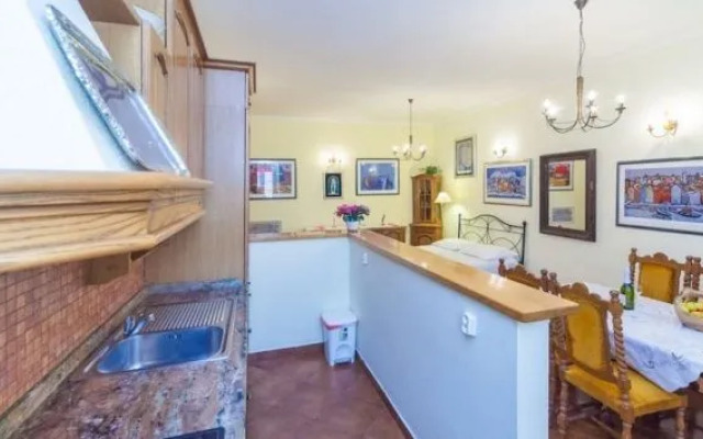 Amoret Apartments