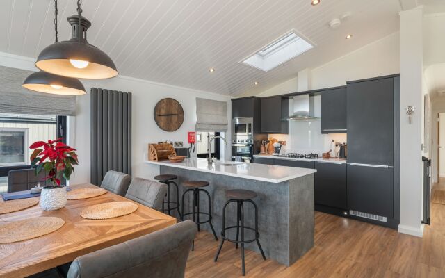 Hiraeth - Luxury Lodge With Hot Tub Close to Beach