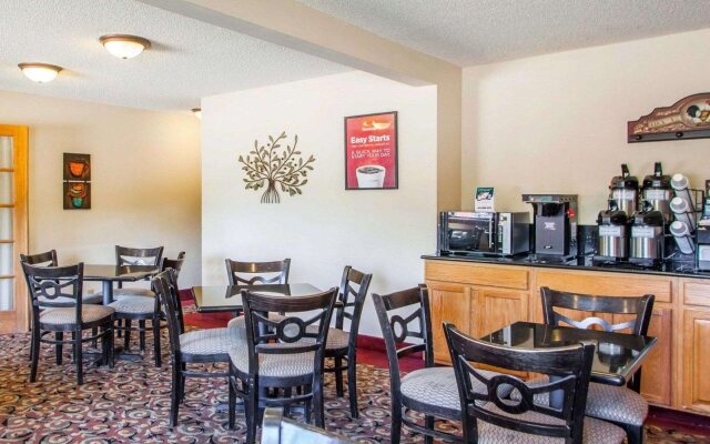 Clarion Pointe Bettendorf - Quad Cities