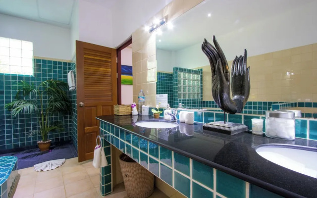Luxury Four Bed Villa Jasmine, Infinity Pool, Full Staff , Chef and Breakfasts
