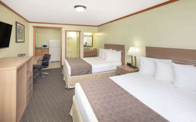 Travelodge by Wyndham Golden Sportsman Lodge