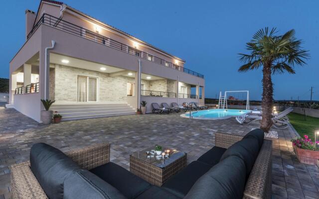 Lovely Villa in Debeljak with Heated Private Pool