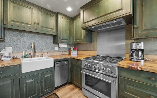 A Woodsy Mountain Retreat