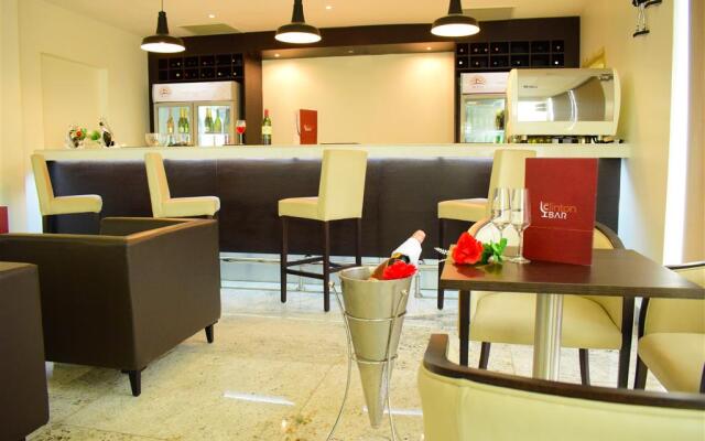 Monty Suites & Golf