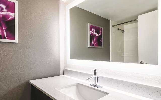 La Quinta Inn & Suites by Wyndham Cincinnati Sharonville