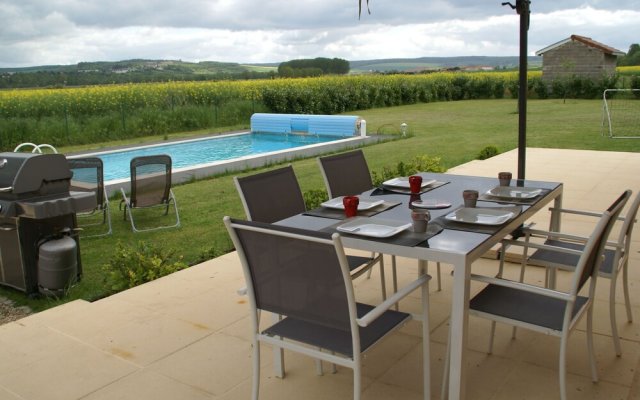 Huge Holiday Home in Lotharingen with Private Swimming Pool