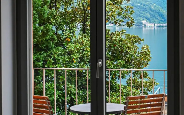 Sunny Suite With Lake View