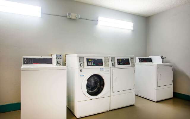 Super 8 by Wyndham Mobile I-65