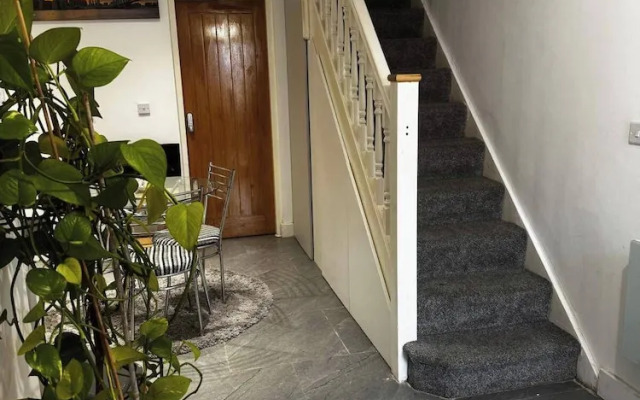 Cosy Central Home - Sleeps 5, Free Parking & Patio