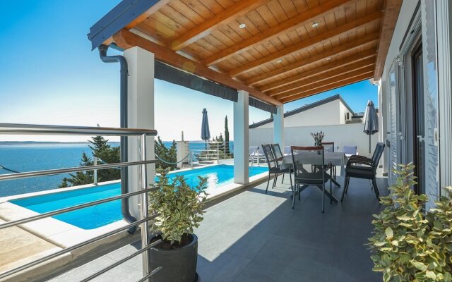 Luxury Apartment With Heated Pool in Starigrad