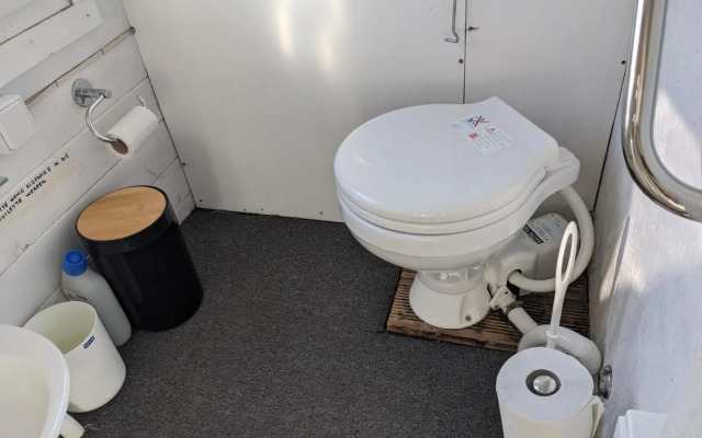 Gemütliches Hausboot mit Kamin in Berlin