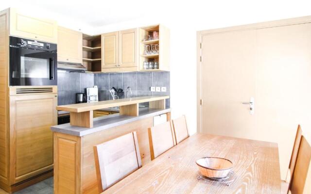 Charming 6th-floor 2-bedroom apartment with fireplace