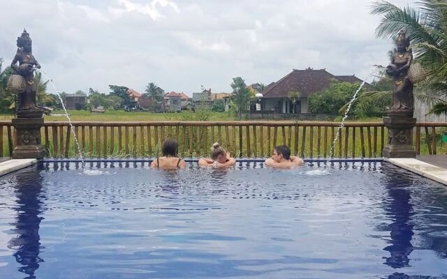 Green Paddy Hostel