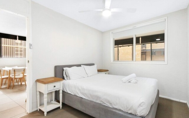 Bright 2 Bedroom Apartment in Burleigh Beach