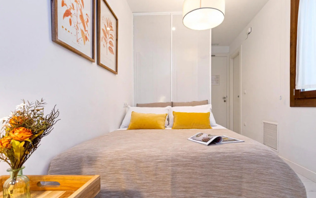 Lovely studio near the Cathedral. Zacatin 102