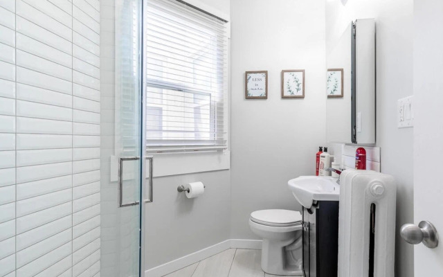 Upscale 2BR With King Bed-prime Location