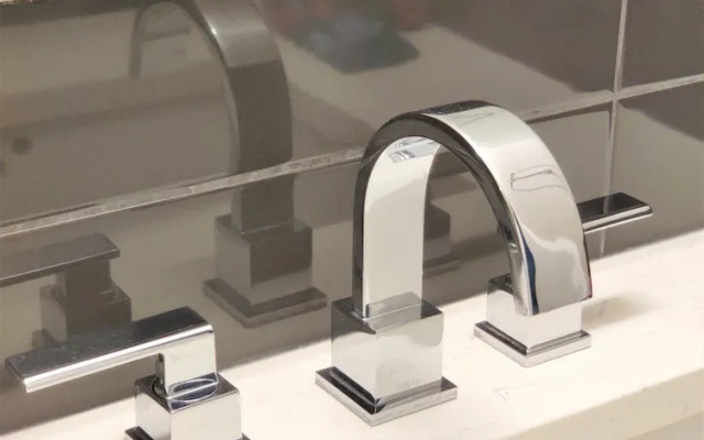 Monki Di Executive Suites - GLAS - Luxury Inner City Home 3 min to Downtown w Private Rooftop Patio Fireplace