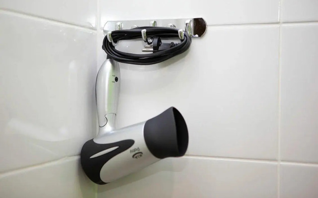 Диван и чемодан на улице Сибиряков-Гвардейцев