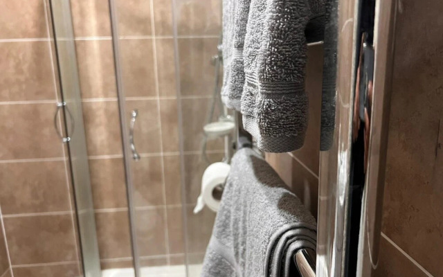 Luxury Apartment - Free Wi-fi & Parking NO Deposit
