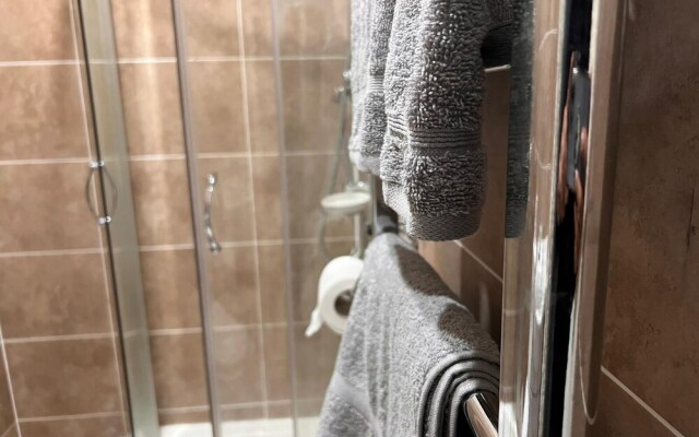 Luxury Apartment - Free Wi-fi & Parking NO Deposit