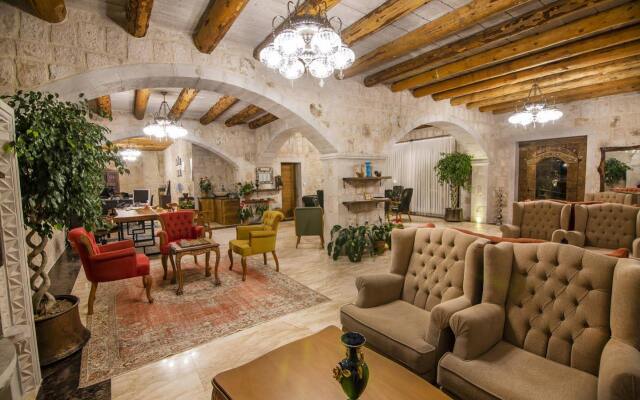 Hera Cave Suites