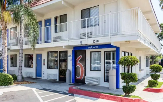 Motel 6 Bakersfield, CA - Convention Center