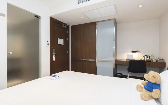 Silver Living Phrom Phong by Favstay