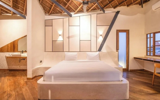 Stunning 2-br Penthouse With View, 800m to Beach