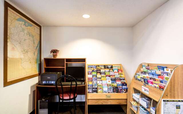 Motel 6 Saukville, WI