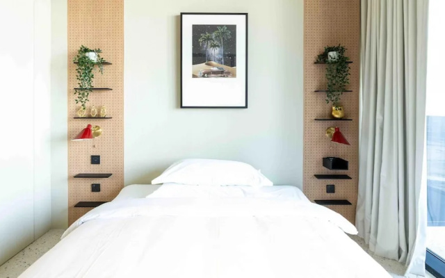 Sleek 1BR w Balcony in Business Bay