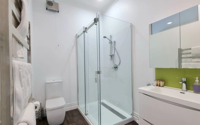 Cheerful 5 - Bedroom Home - Free Parking