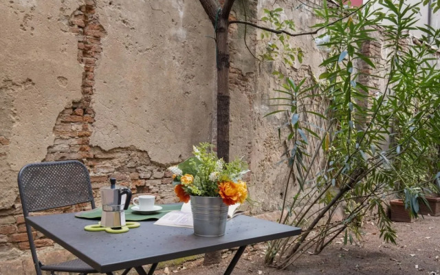Via Santo Stefano Secret Garden Apartment