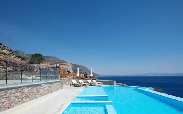 Seafront luxury villa with infinity pool & devine views!