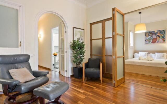 Large & beautiful apartment 4min from Passeig de Gràcia