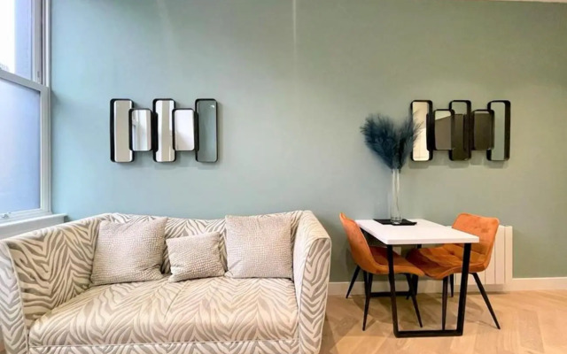 Trendy and Newly Reno'd 1 Bed Nr The Meadows