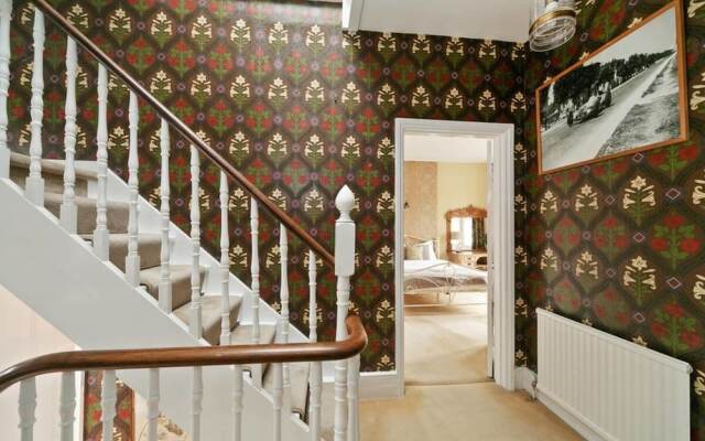 Special Offer- 5 bed Victorian in Zone2