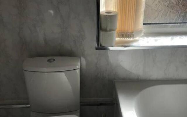 Modern 2 bed sleep 5 close to Anfield Stadium