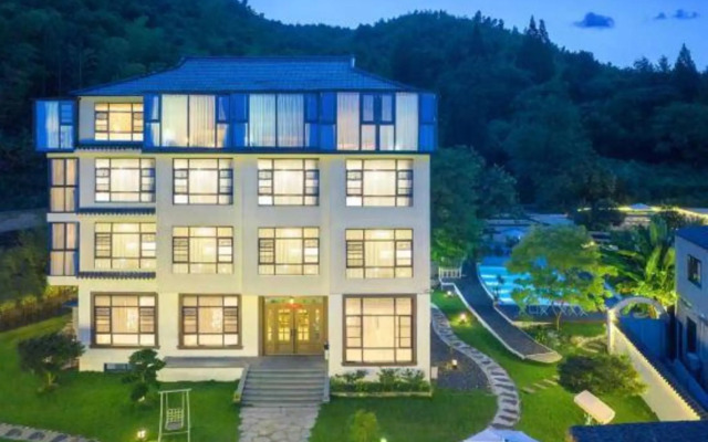 Anji Qingyun Mountain Residence, Cloud Grassland Light Luxury Pool Designer Resort