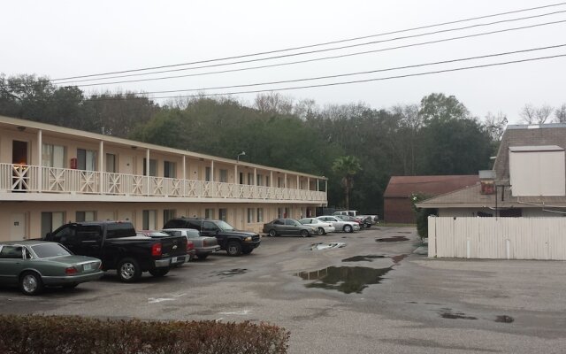 Airport Motor Inn Lounge/Package Store