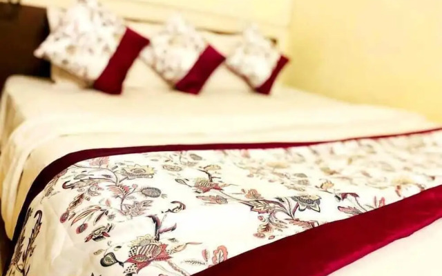 Sada Shiv Guest House near Ganga river